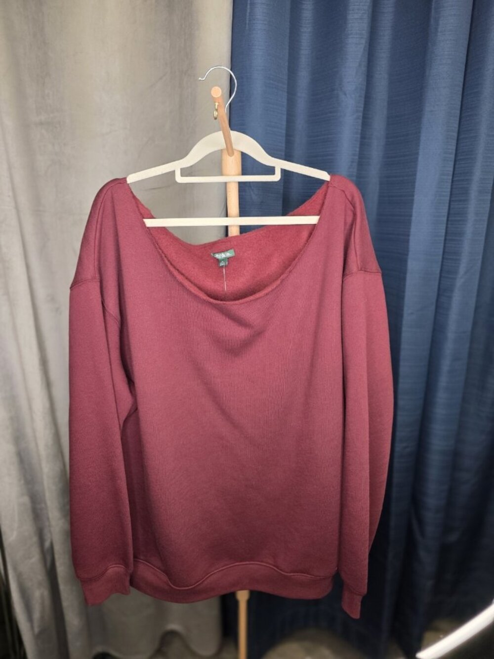 Wild Fable Womenโs XL Burgundy Oversized Off Shoulder Sweatshirt Pullover. Wl499